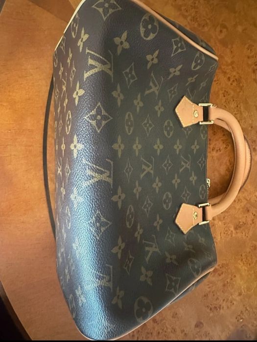Louis vuitton este in stare foarte buna
