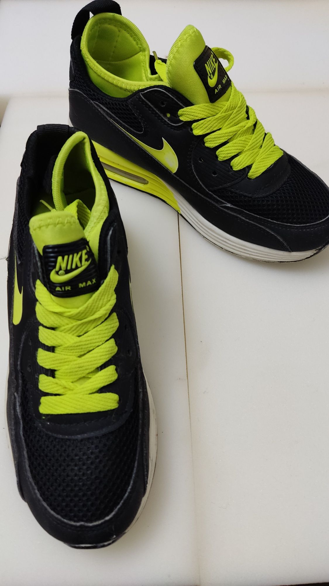 Кроссовки фирмы Nike орегинал привозные, одели несколько раз.
