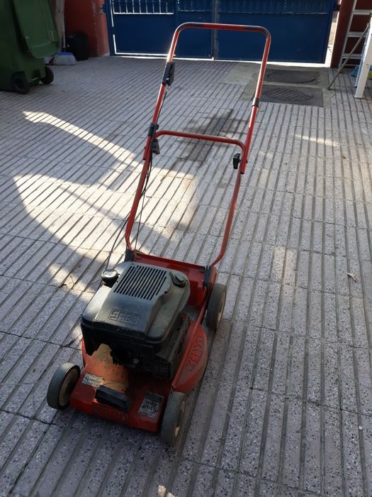 Mașină de tuns iarbă marca SABO preț. 520 lei.