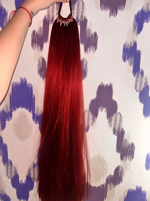 Опашка на ластик цвят червено