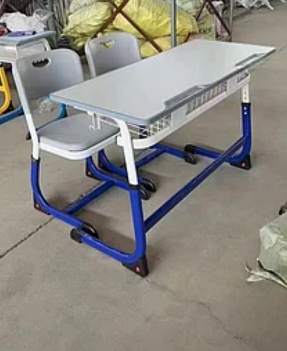 Парта новороченная с стульями новая .