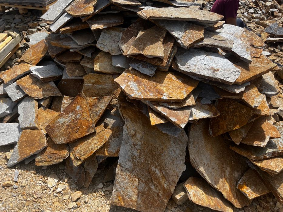 Жълто-кафяв естествен камък за под - гнайс