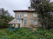 Двуетажна полумасивна къща с голям двор в централната част на град Пл