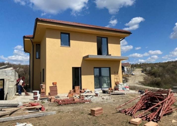 Execut finisaE interioare ,exterioare și case la roșu.