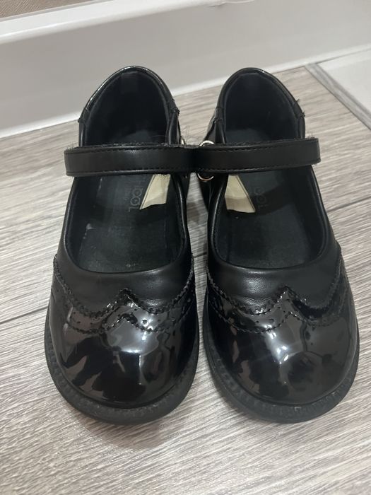 Продам детские чёрные классические туфли на девочку