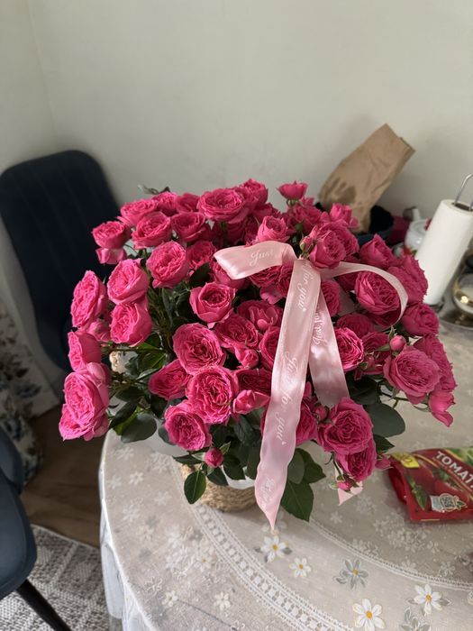 свежие цветы в корзине