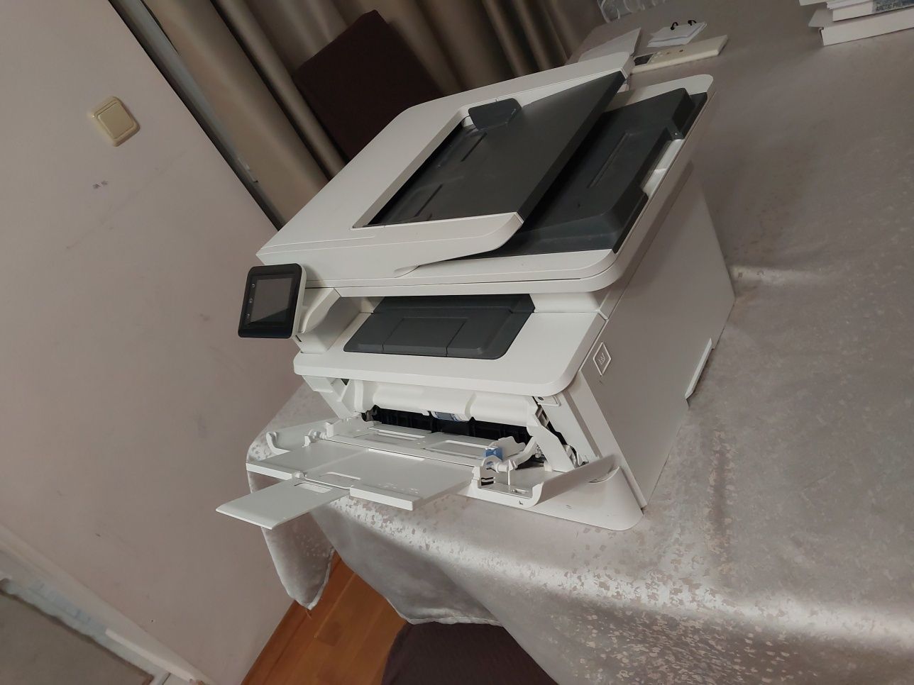 Продавам отличен принтер HP LaserJet M426dw A4 принтер/скенер/копир