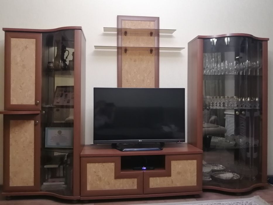 Продам стенку цвет тёмный орех. Длина 2.80м., высота  1.65м