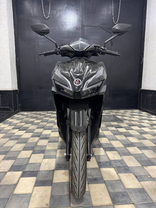 Чёрный электроскутер