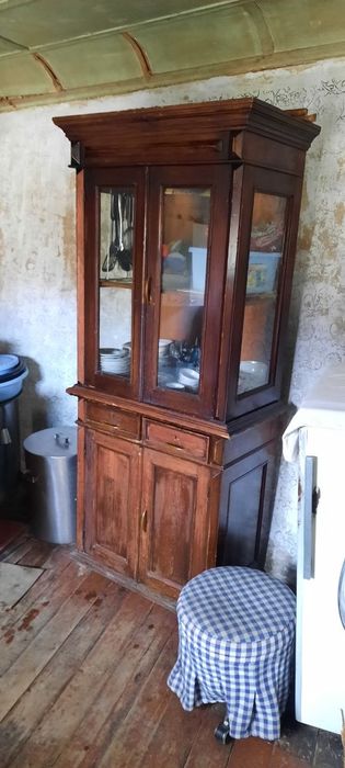 Продам  шкаф и антикварную мебель.