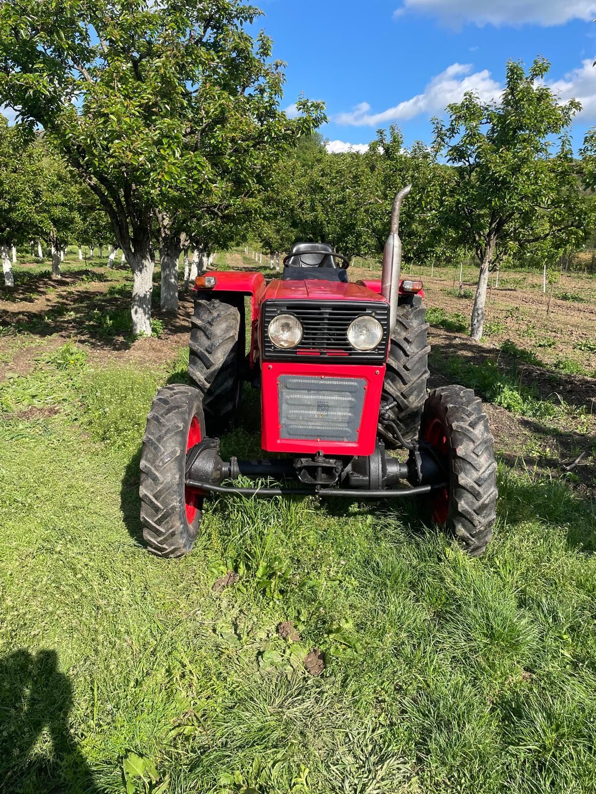 Vând tractor universal