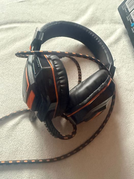 Геймърски слушалки и клавиятура