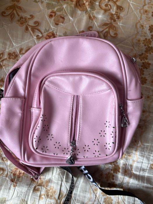 Продавам чанти,продават се защото не се използват .