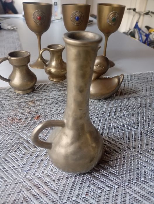 Vând pahare vechi bronz