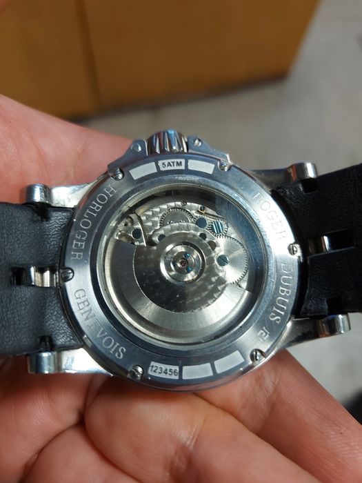 Продавам часовник Roger Dubuis