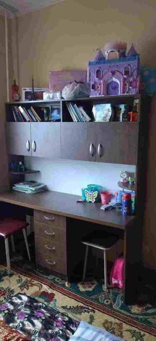 Dars uchun stol kattagina