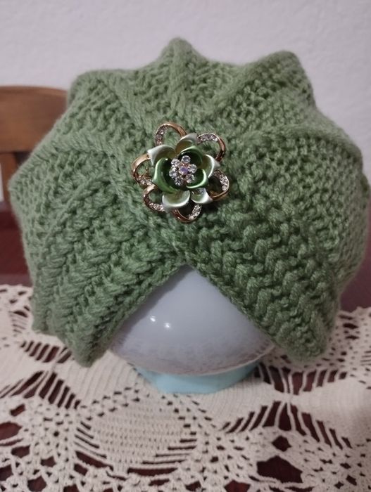 Ръчно плетени дамски шапки барети, тюрбани и бини