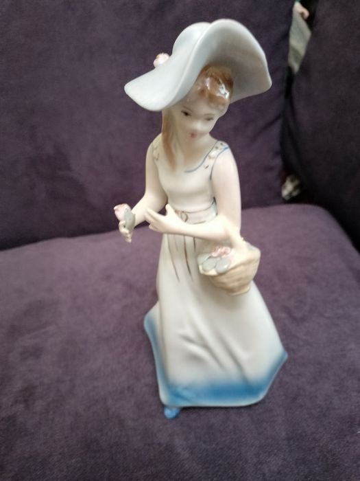 Bibelouri vechi și papusi