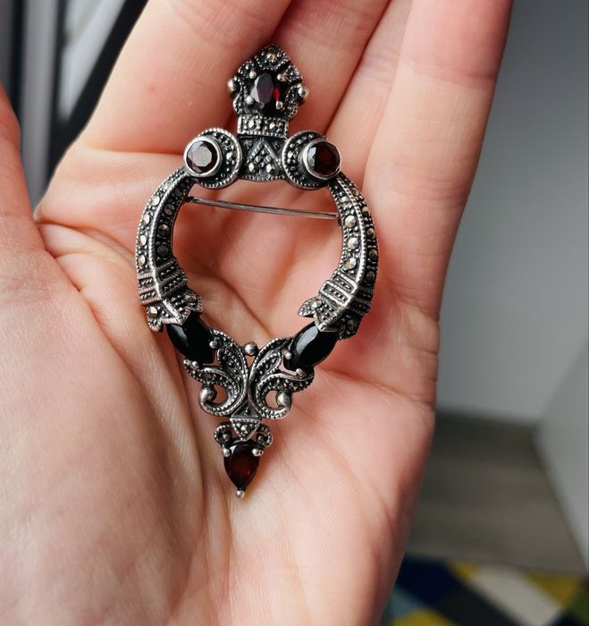 Brosa argint granate si marcasite