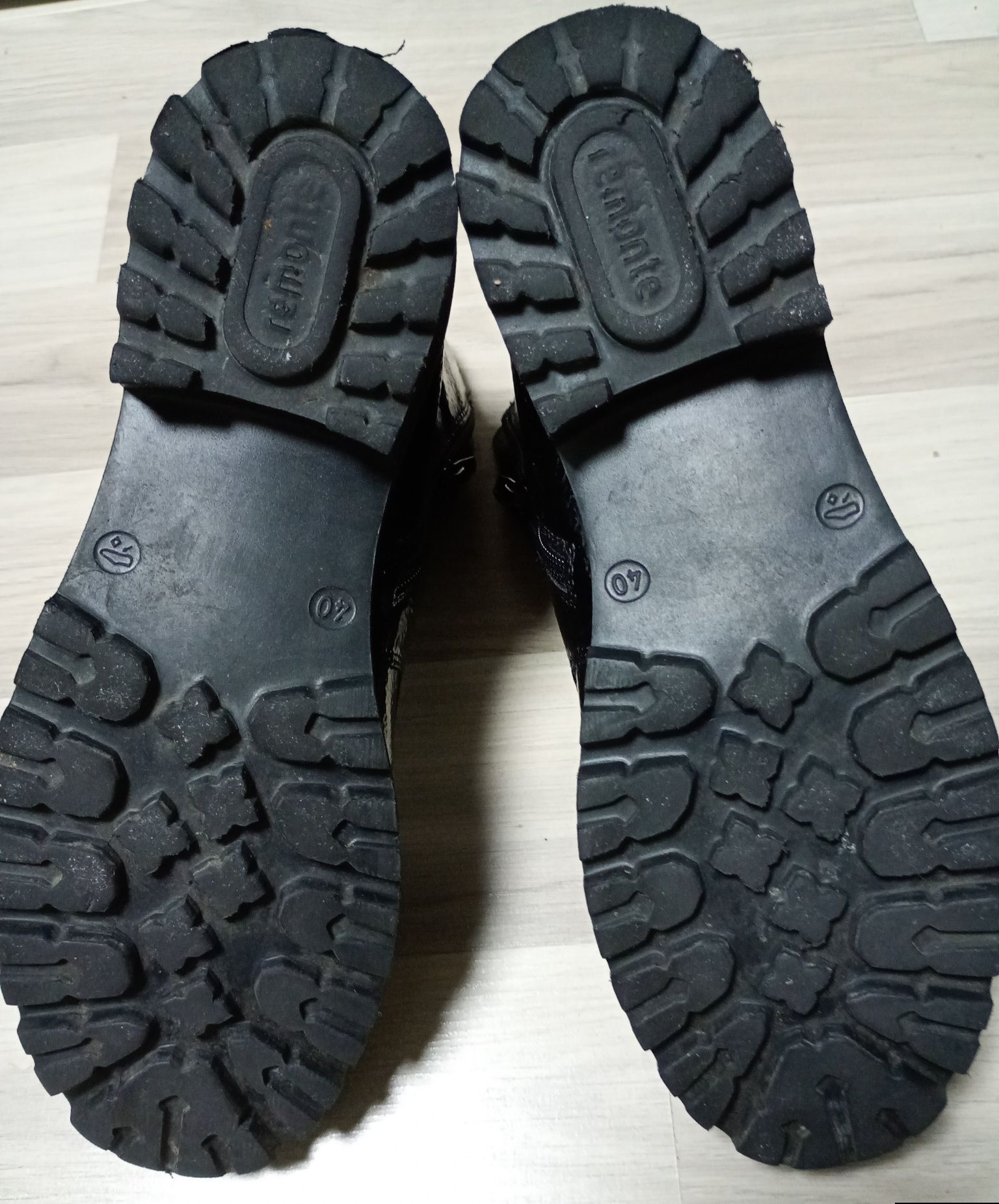 Ghete  piele lacuita