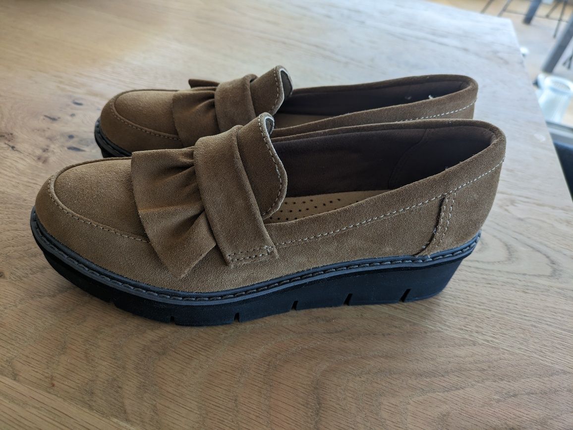 Велурени обувки Clarks