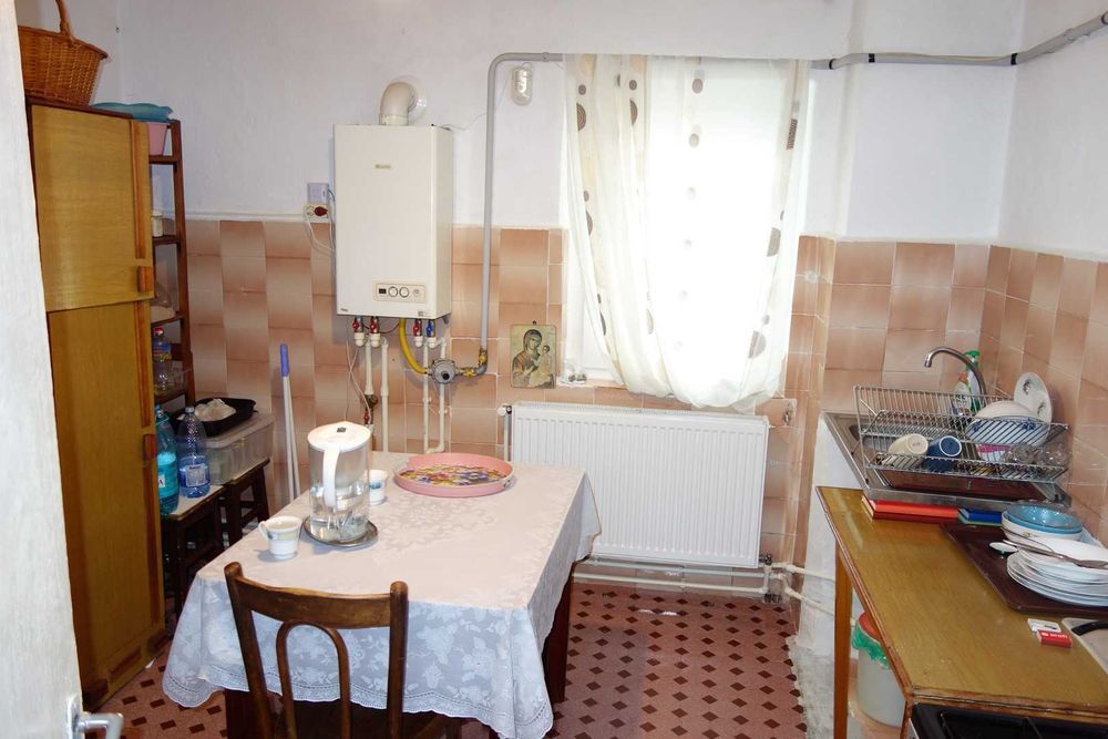 Apartament 3 camere, 2 bai, decomandat, central, langa piata