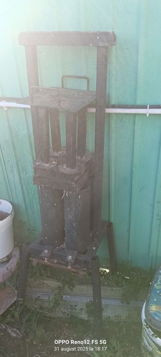 Vând presa de făcut bricheti