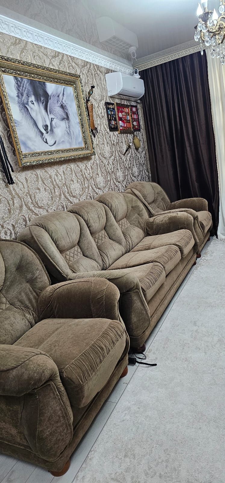 Продам диван с двумя креслами