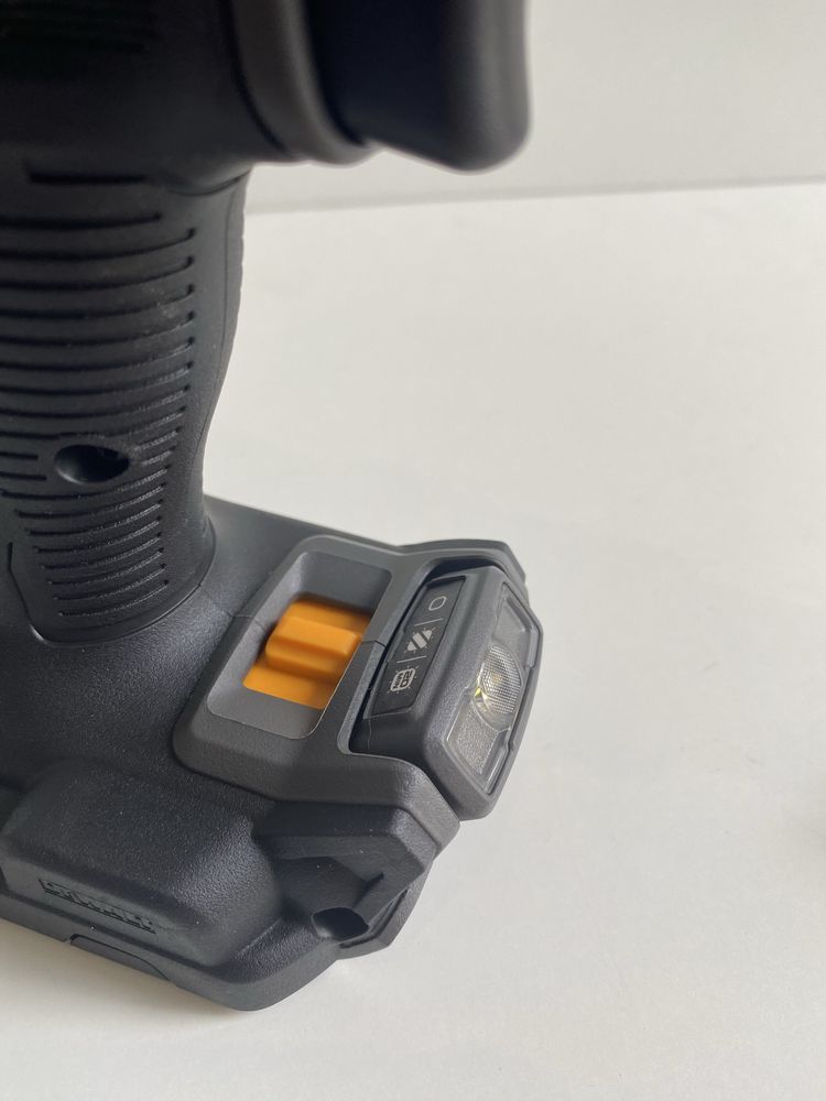 Ударен Винтоверт DeWALT DCD85MNT McLaren F1 Team 18V 90Nm + Куфар