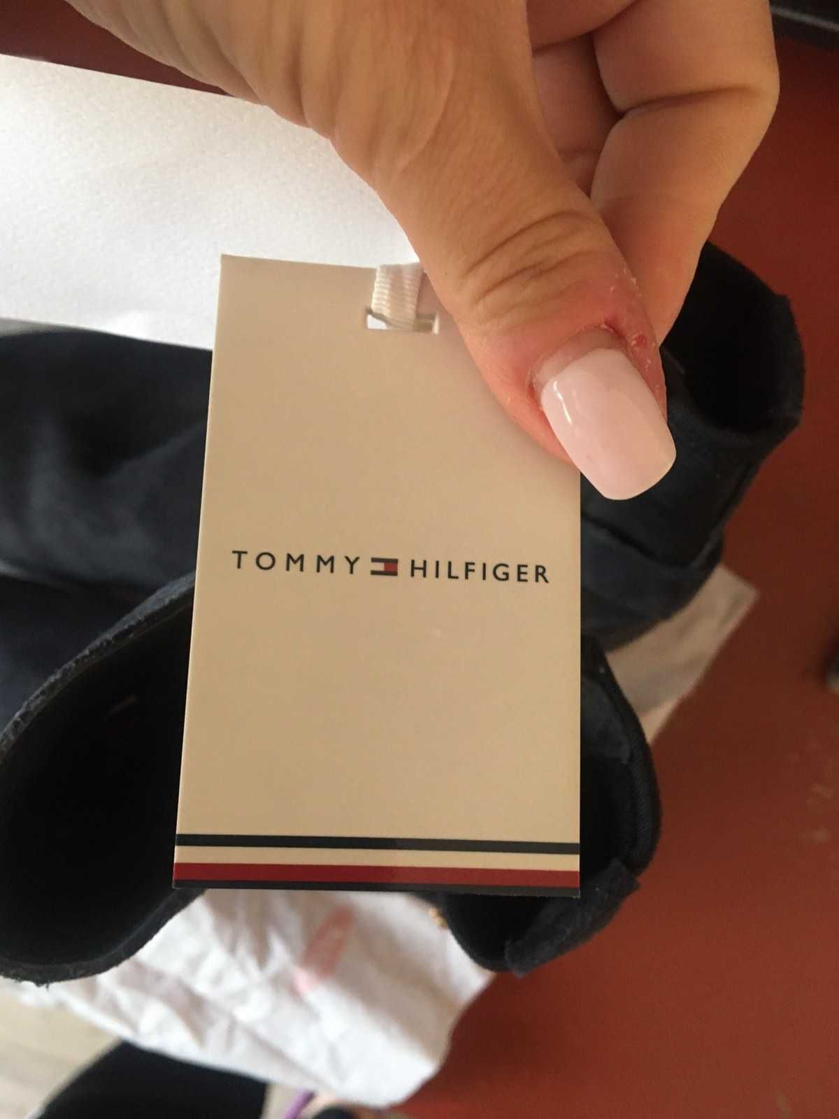 НОВИ Tommy Hilfiger оригинални велурени боти в тъмно синьо