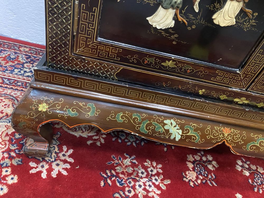 Стар китайски шкаф с орнаменти от нефрит