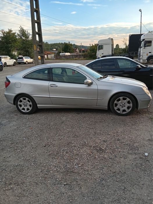 Vând Mercedes C 220