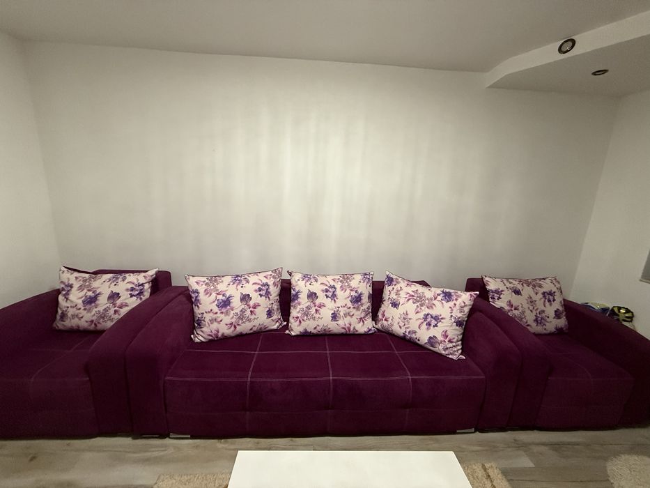 Vând canapea extensibilă însotita de 2 fotolii.