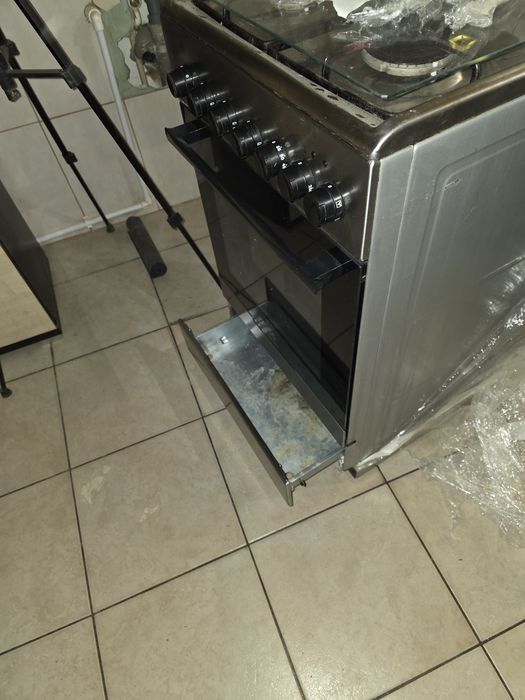 Aragaz cu 4 aprinderi, plita si cuptor electric