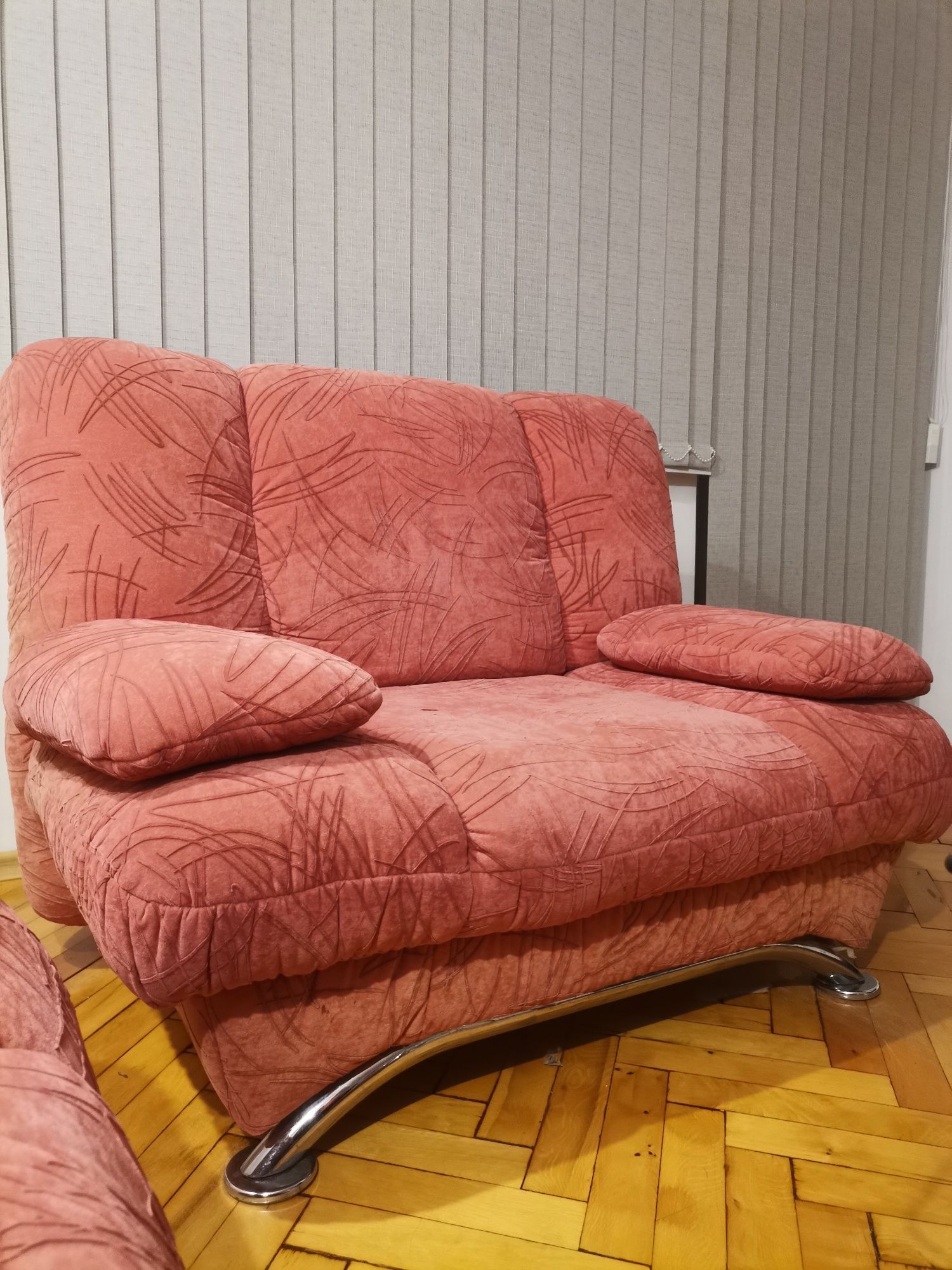 Продавам диван, фотьойл  и табуретка(комплект)