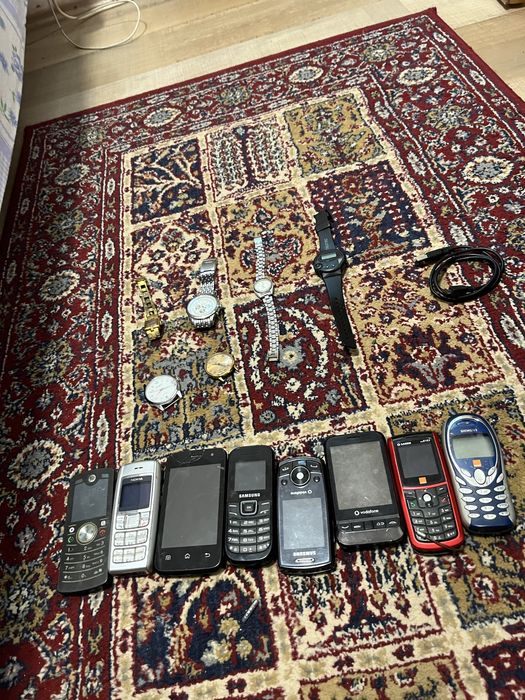 Vand telefoane de coletie si ceasuri