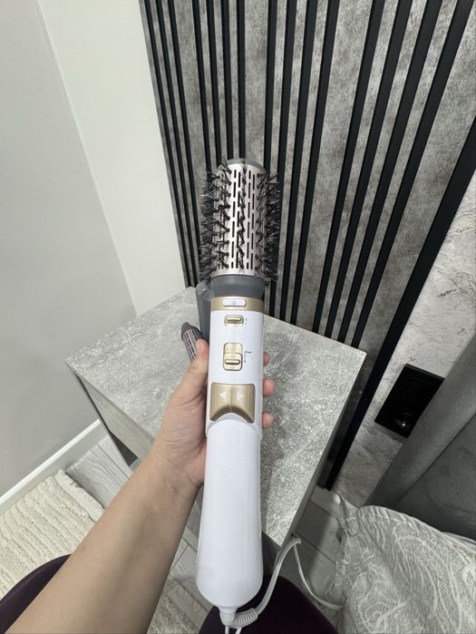 Фен щетка Philips срочно продам