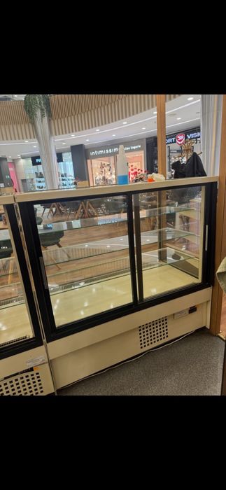Продавам професионални хладилни витрини в отлично състояние.