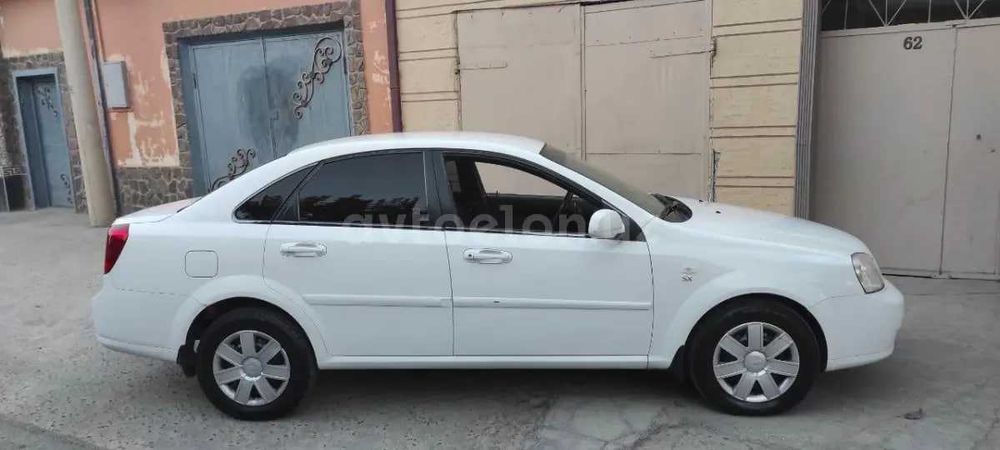 Lasetti 1.8 sotiladi 4 pakalenya gazi bor. ozgina petnosi bor.
