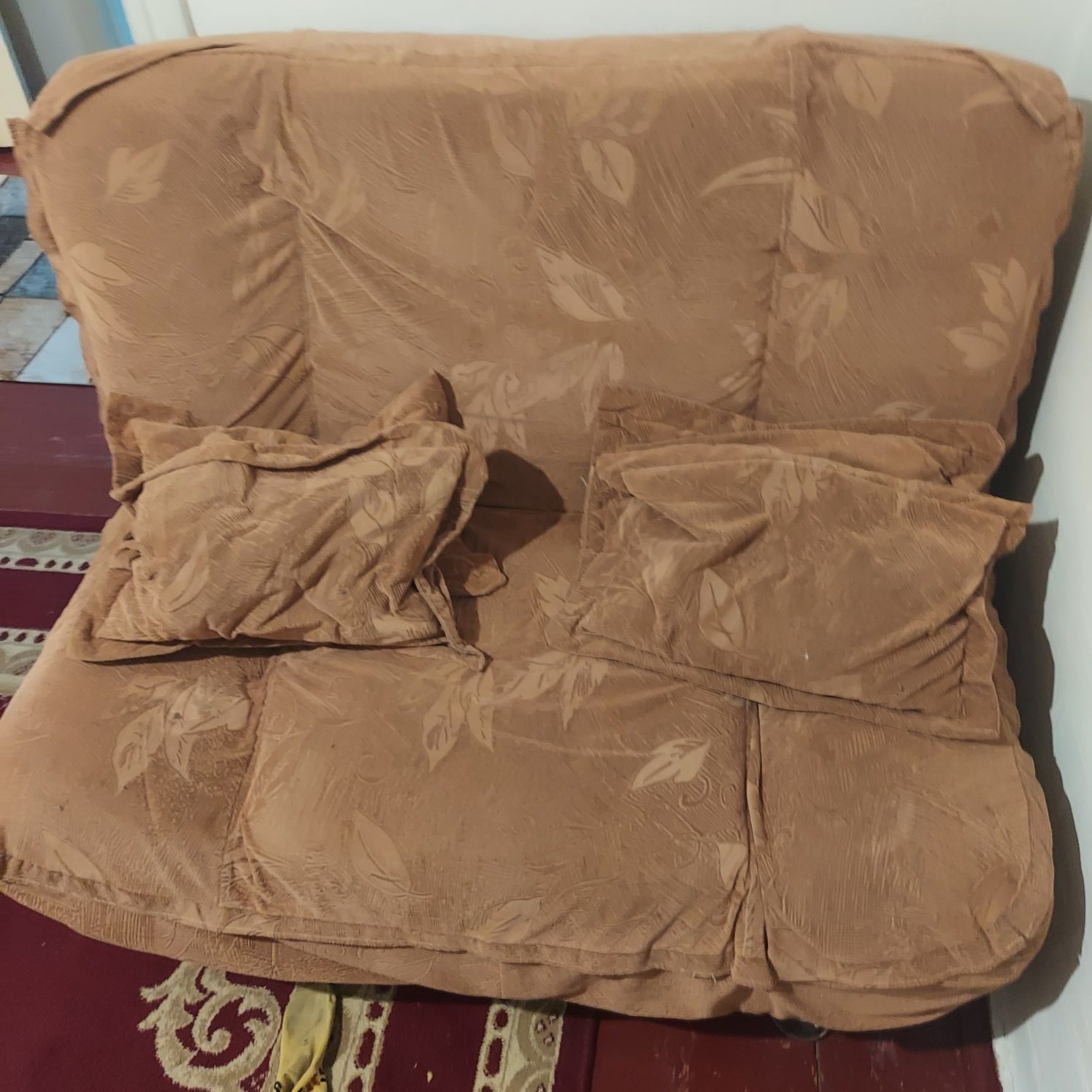 Срочно продам диваны тройка