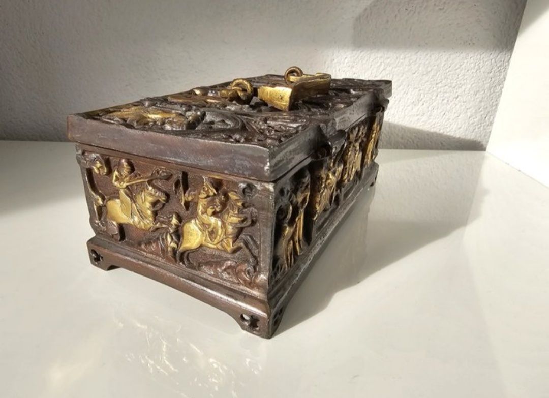 Vând relicvariu (cutie vintage) de bronz