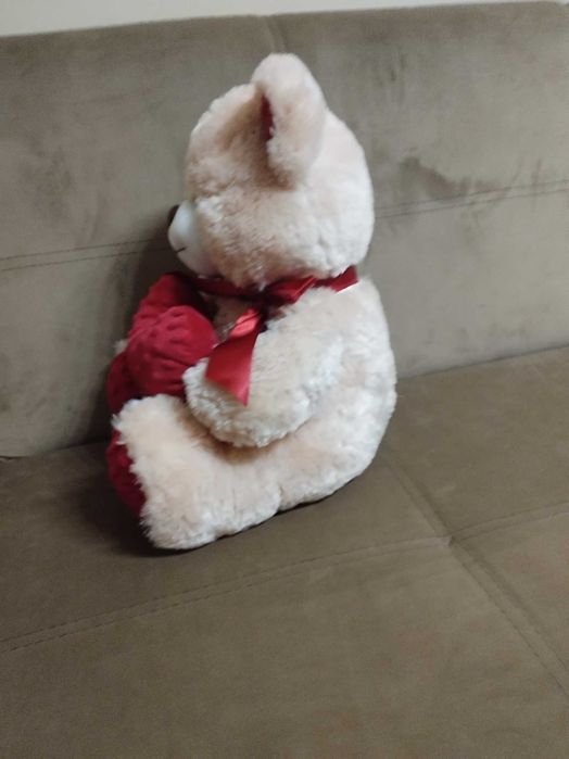 Плюшена играчка мече със сърце