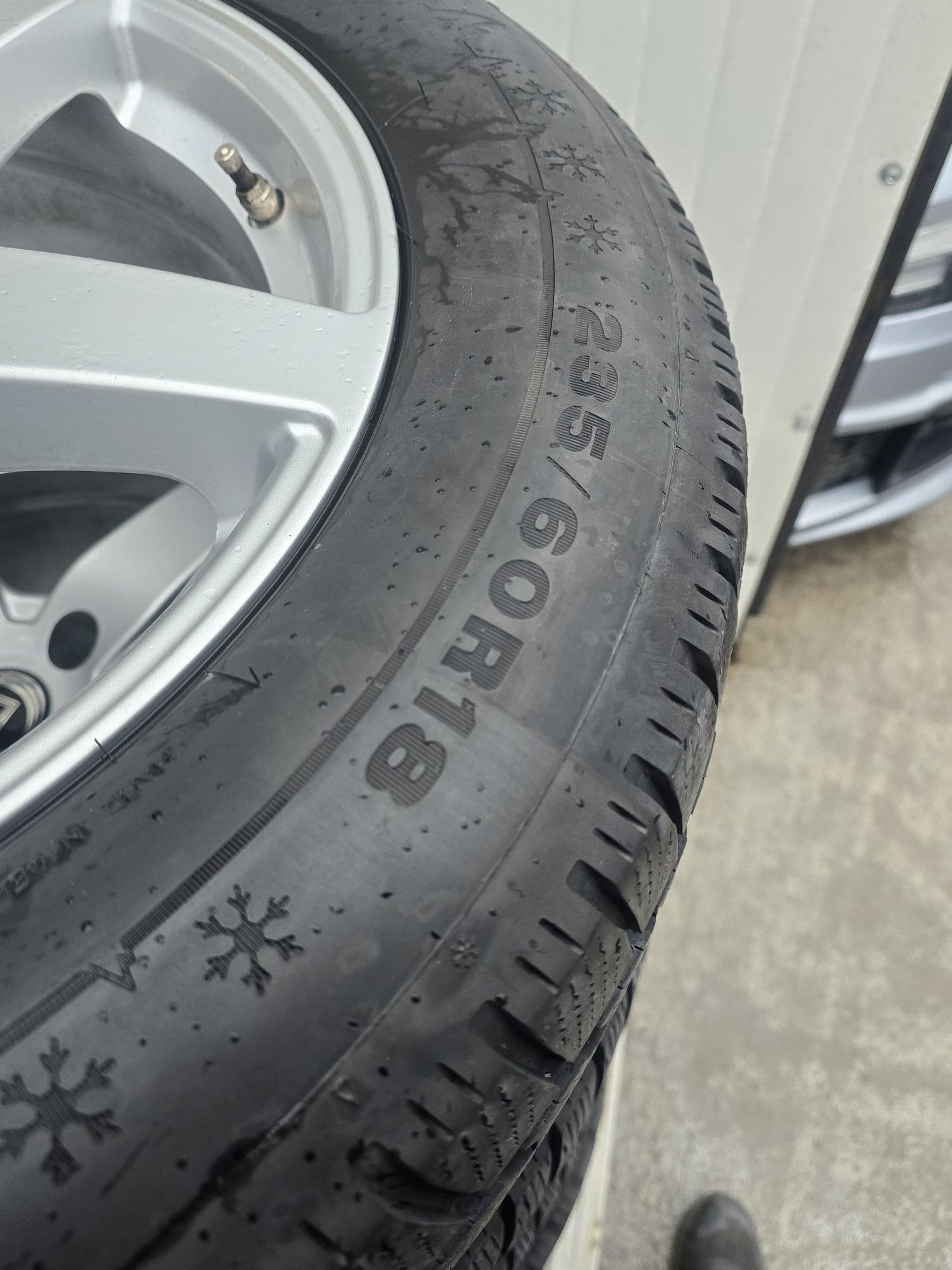4 Броя 235/60/18 Dunlop 2x6,8mm 2x5,6mm