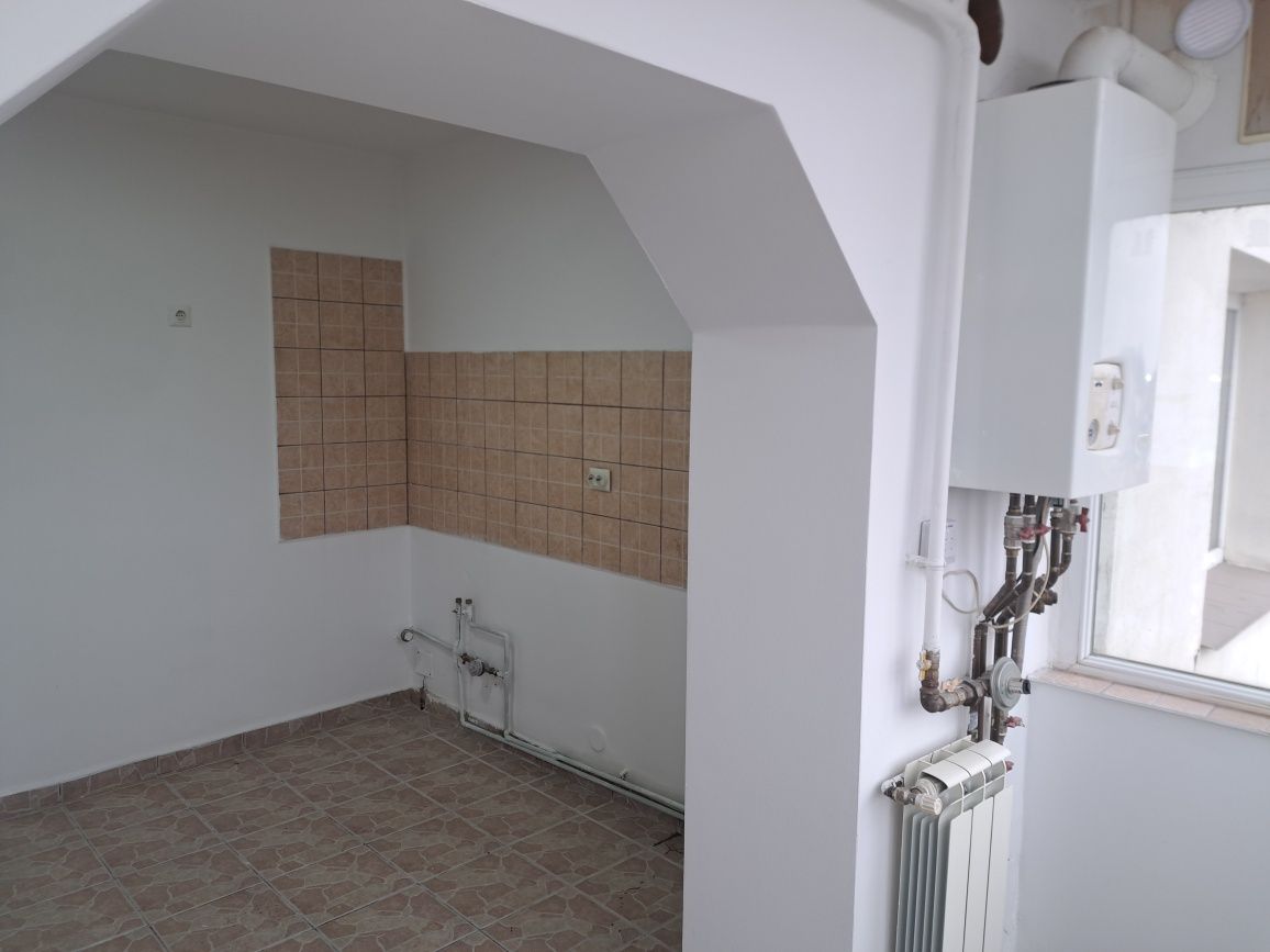 Vind apartament 3 camere centru