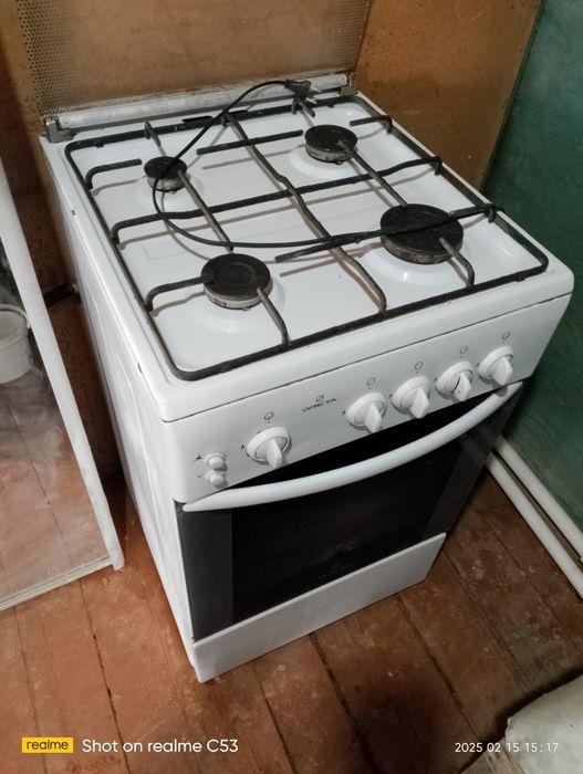 Газ плита б, у  ,, так же есть газовые трубы и стойки к ним