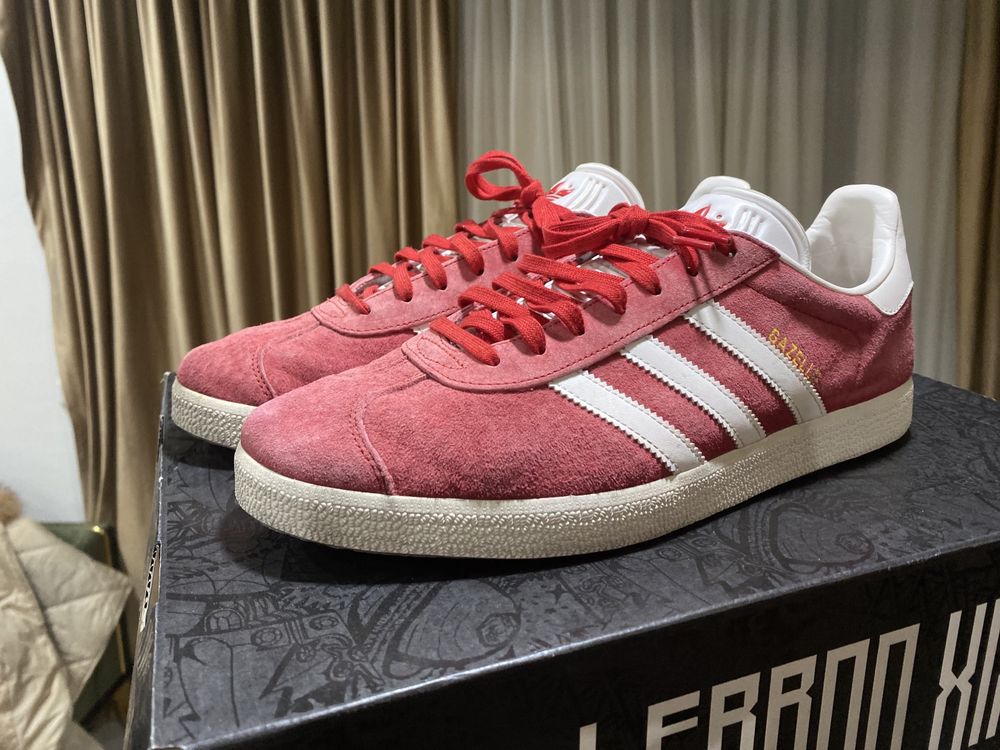 Cadoul perfect: Adidas Gazelle red size 45