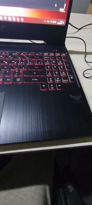 Noutbuk sotiladi 12 oy garantiyasi bor umuman aybi yoq