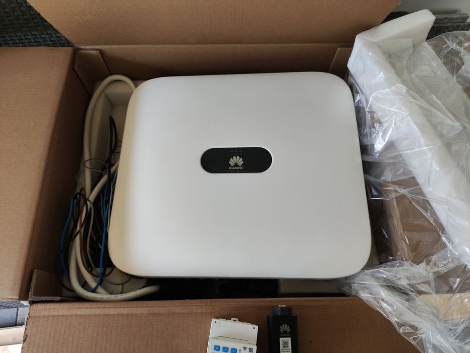 Invertor Huawei hibrid trifazat 5kw
