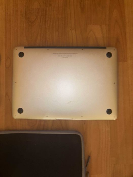 Macbook Air Mid 2011 cu husa si incarcator