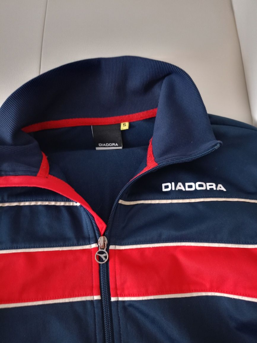 Vând bluza sport Diadora,nou , produs de calitate superioara.